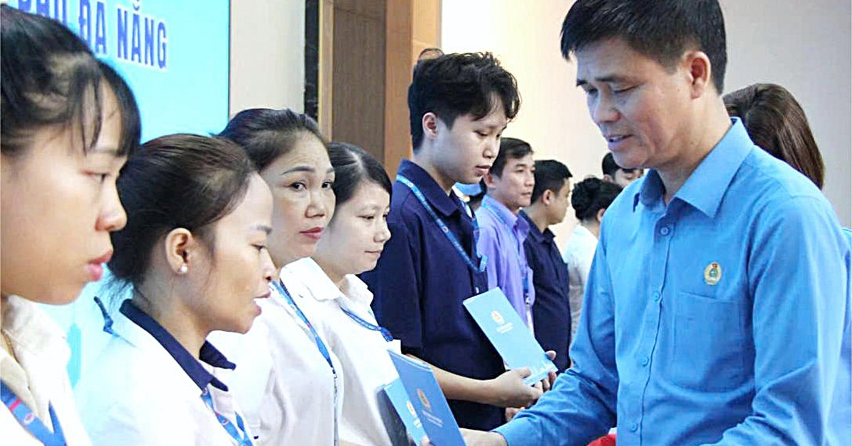 Đến ngay với công nhân sau mưa lũ