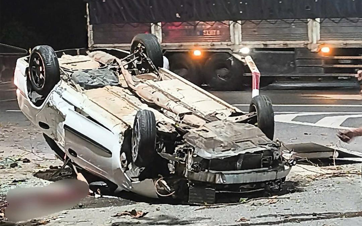 Ô tô tông biển báo bên đường rồi lật ngửa, tài xế tử vong trong đêm