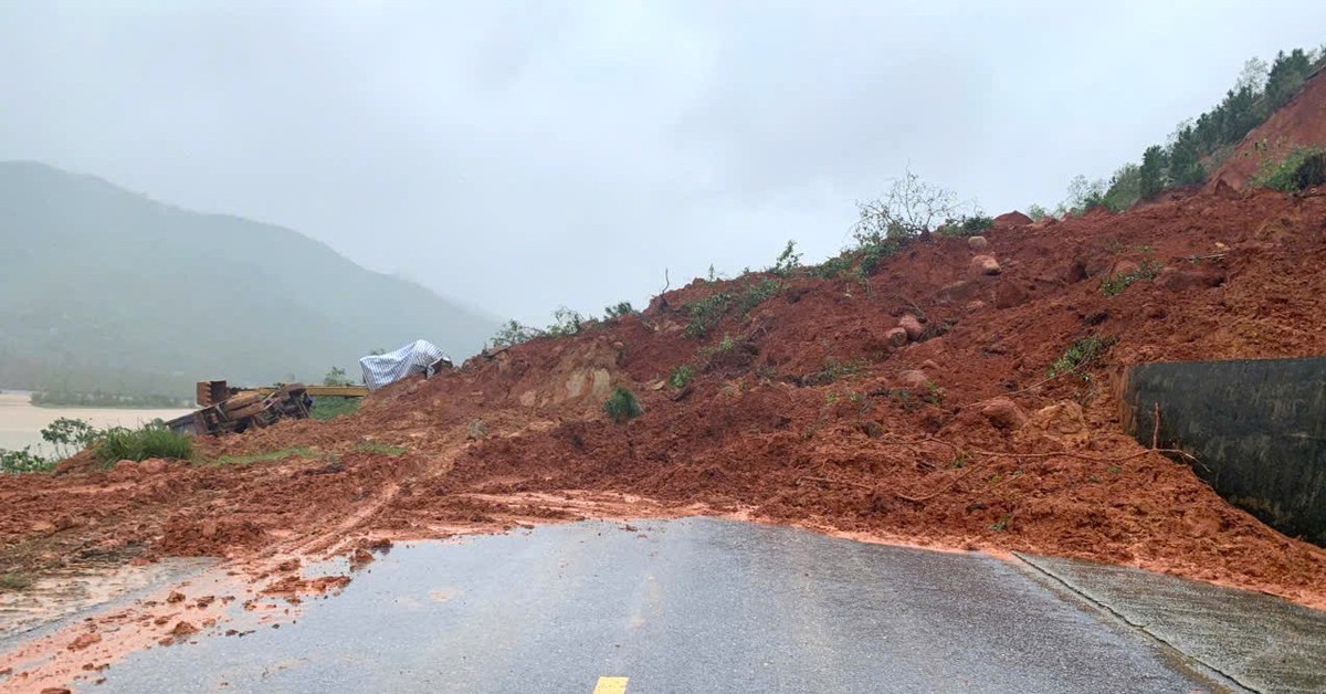 Đường ven biển Hà Tĩnh ách tắc nhiều ngày do khó khăn xử lý đất đá bị sạt lở