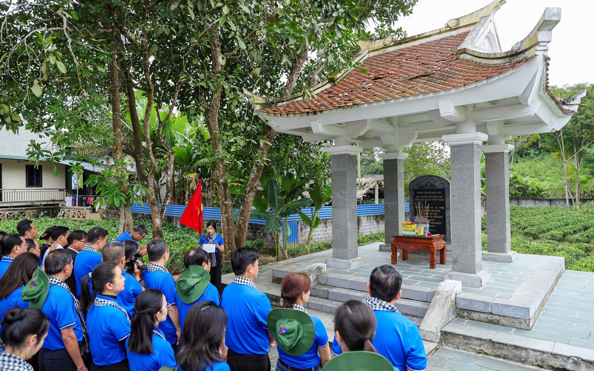 Đoàn tuyên giáo - báo chí TP.HCM dâng hương tại các địa chỉ đỏ của báo chí cách mạng