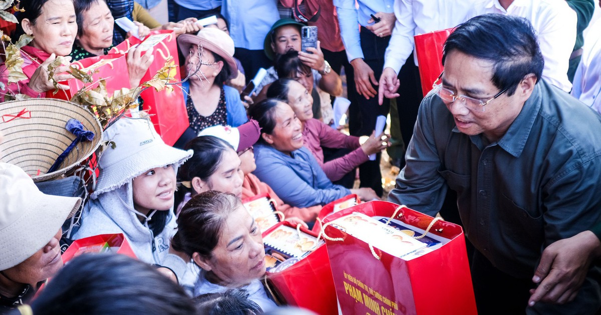 Thăm vùng tâm bão số 13, Thủ tướng Phạm Minh Chính chỉ đạo xây lại nhà cho dân
