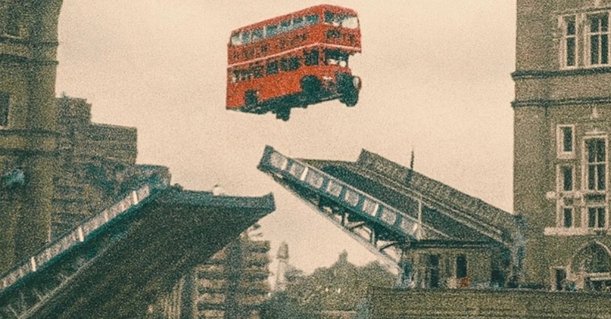 Có hay không khoảnh khắc xe buýt 2 tầng ở London 'nhảy' qua cầu?