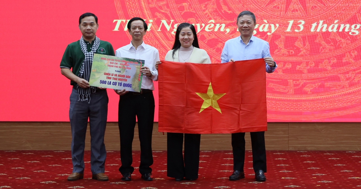 Đoàn tuyên giáo, báo chí TP.HCM thăm và tặng quà hộ dân bị ảnh hưởng bão lũ tại Thái Nguyên