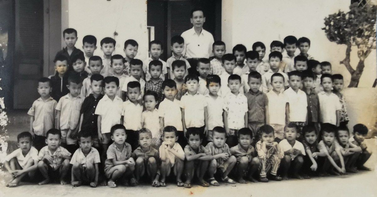 Cả lớp ngạc nhiên khi thầy mặc bộ vest đen, mang theo khay trầu rượu lên lớp, giọng trầm lắng hẳn