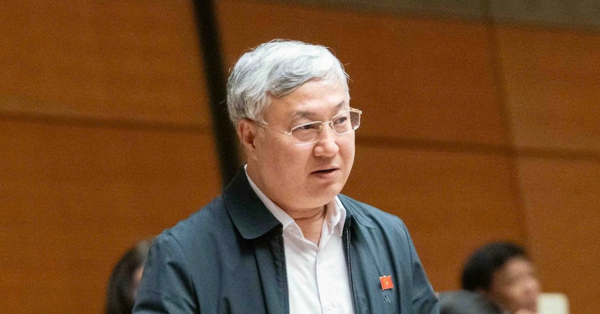 Đại biểu tranh luận viên chức 'chân trong, chân ngoài': Có biểu hiện không quản được thì cấm?