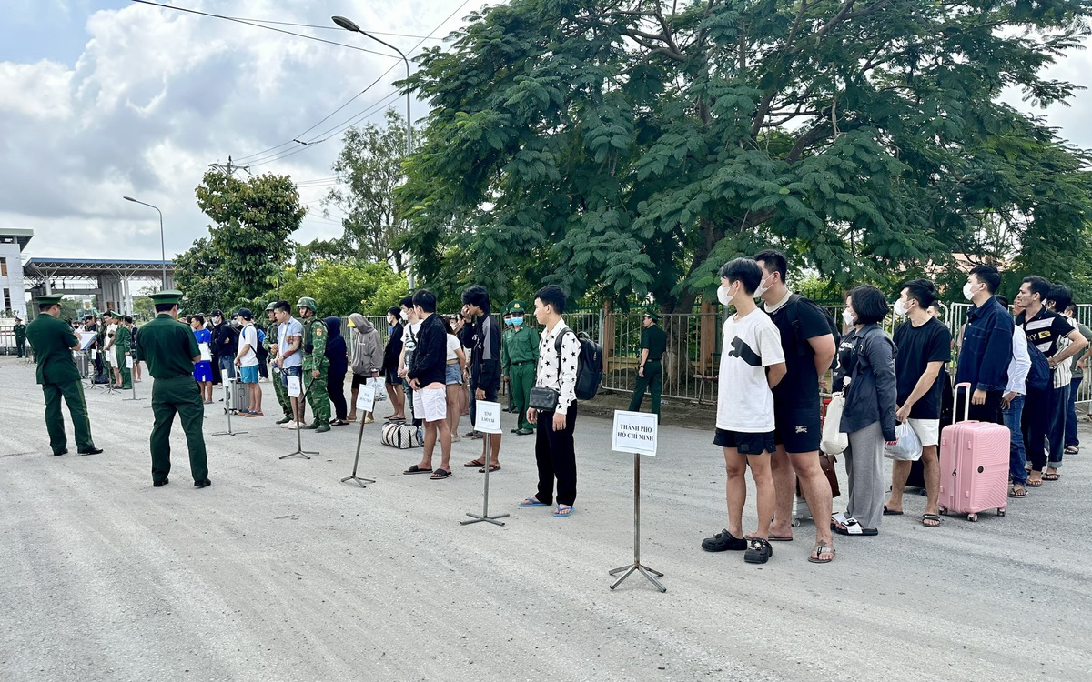 Tiếp nhận 57 công dân Việt Nam do Campuchia trao trả, có 3 người bị truy nã