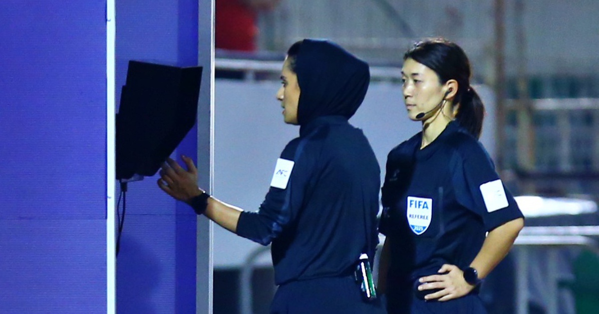 CLB nữ TP.HCM 'thót tim' với công nghệ VAR mini