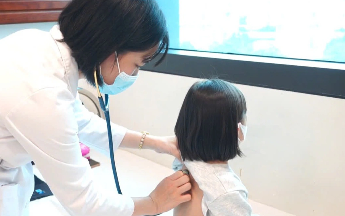 Cúm A gia tăng, nhiều trẻ phải nghỉ học, nhập viện điều trị