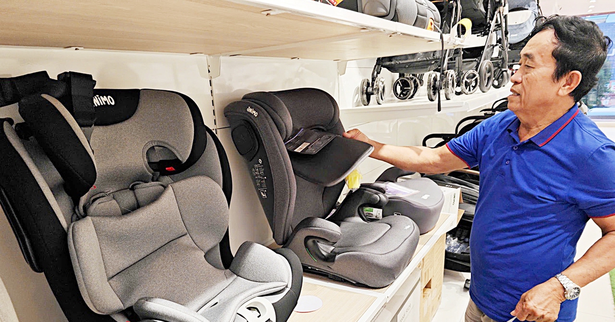 Gần thời điểm bắt buộc, người lớn đua sắm ghế ngồi ô tô cho trẻ em