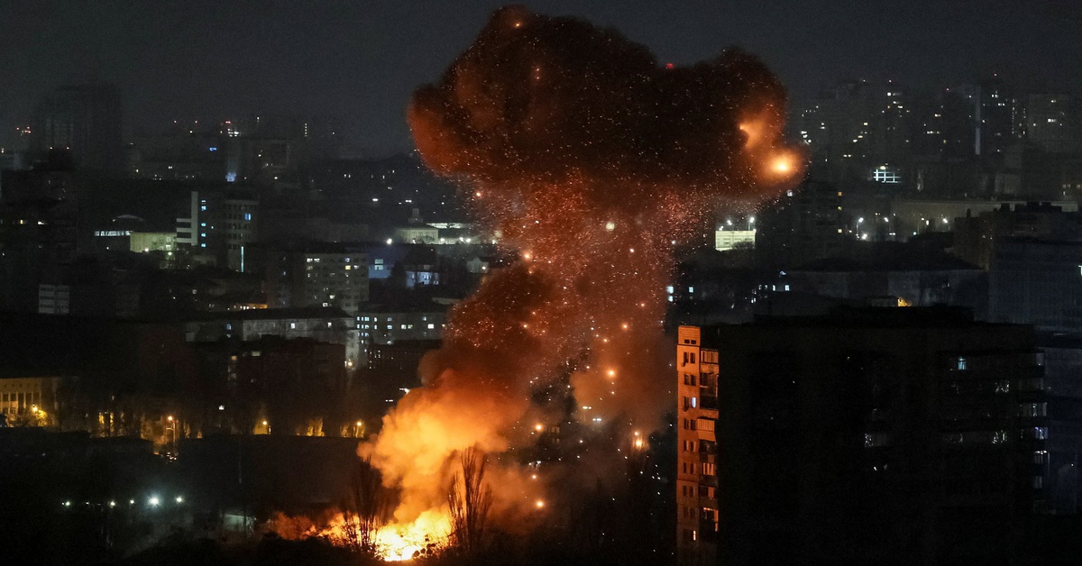 Chiến sự Nga - Ukraine leo thang: Kiev chìm trong hỏa lực, cảng dầu Nga cháy lớn