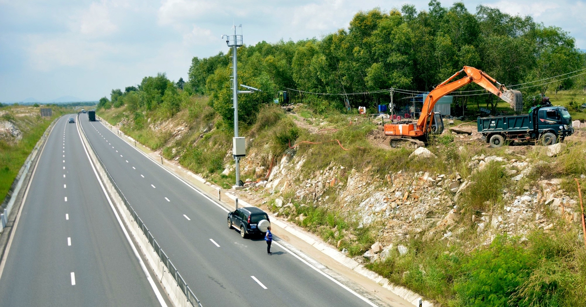 Gia cố mái ta luy, làm mương thoát nước chống ngập cao tốc Vĩnh Hảo - Phan Thiết