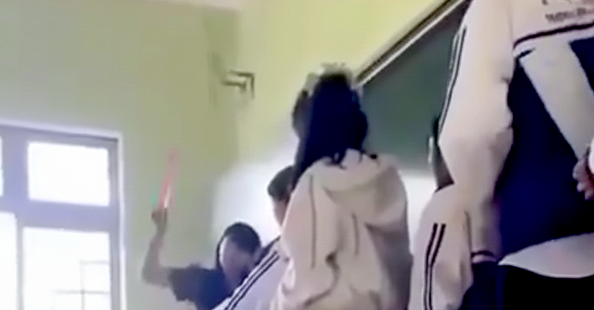 Cô giáo dùng thước nhựa đánh tay học sinh có đáng bị mất việc?