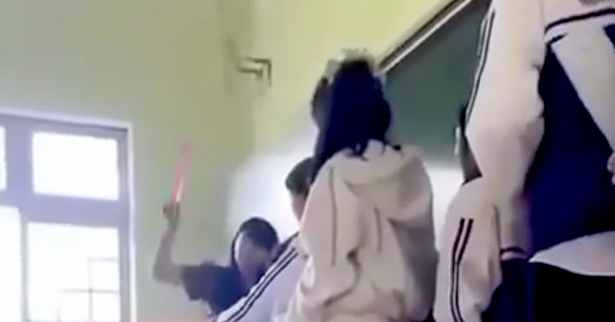 Cây thước nhựa và một quyết định khô cứng