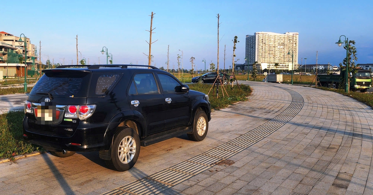 Huế phát cảnh báo lũ mới, người dân vội chạy xe ô tô đến chỗ cao gửi