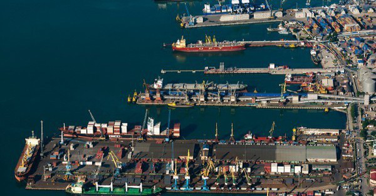 Cảng dầu Novorossiysk của Nga bị tập kích, giá dầu thế giới tăng 2%