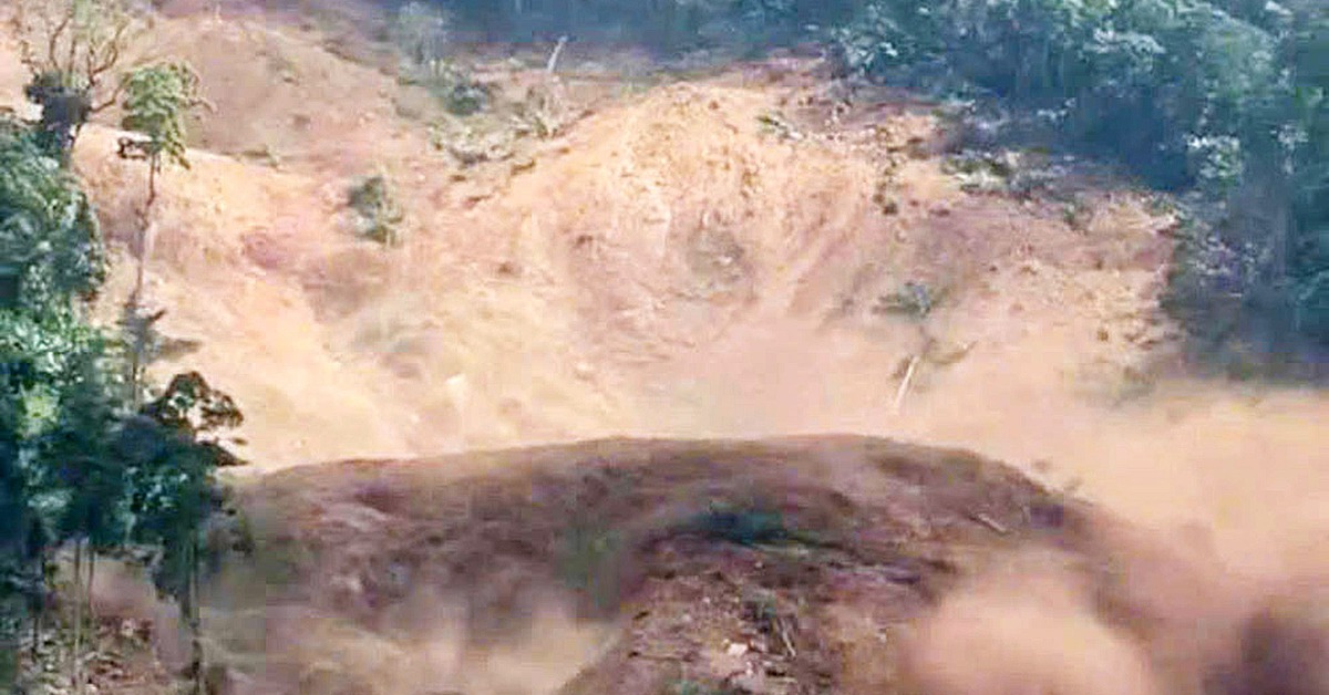 Không mưa vẫn sạt lở núi kinh khủng ở Đà Nẵng