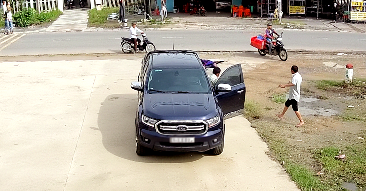 Tài xế xe bán tải tông hai cụ già trước cổng UBND xã nhưng 3 ngày sau mới trình báo