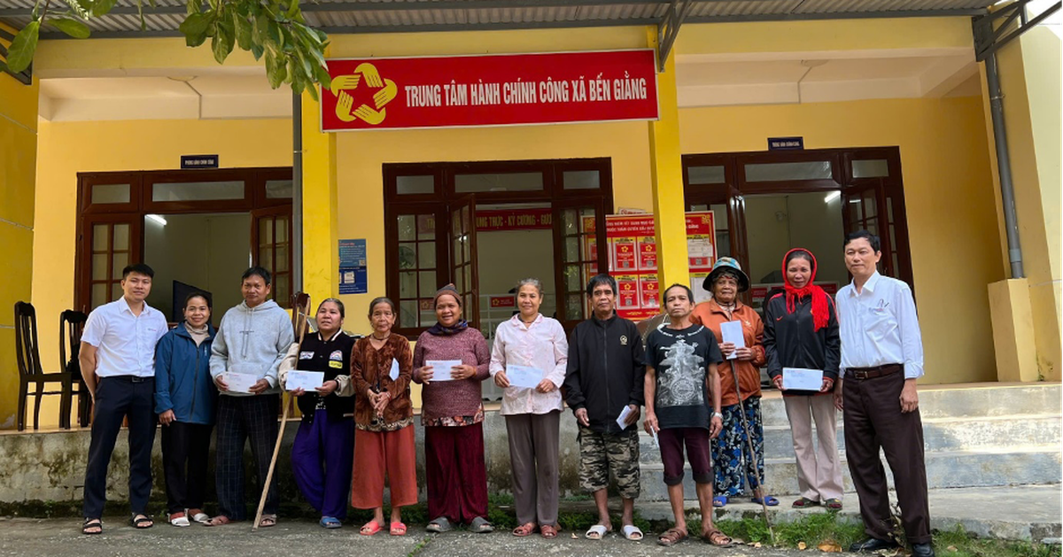 Thủy điện Sông Bung trao quà hỗ trợ người dân xã Bến Giằng sau bão lũ