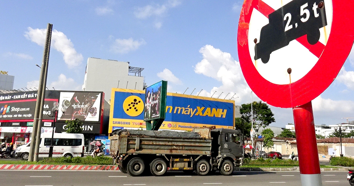 Loạt xe ben chục tấn bất chấp chạy vào đường có biển cấm ở Đà Nẵng