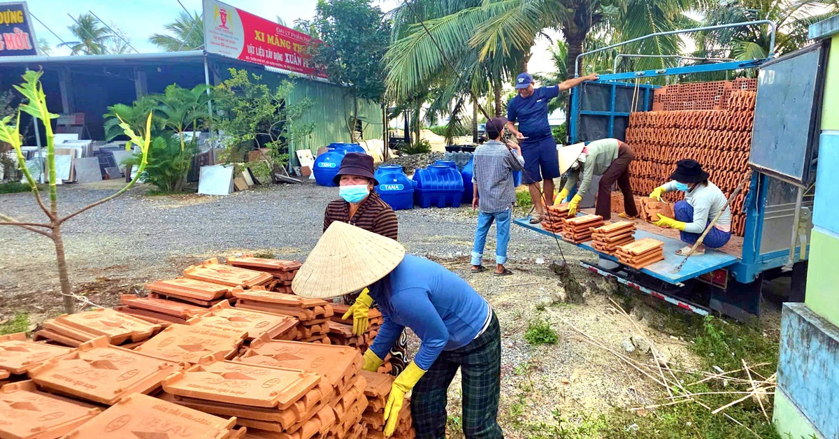 Sau bão số 13, tôn, ngói vừa tăng giá vừa khan hiếm hàng