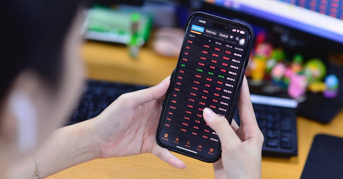 Tin tức sáng 16-11: Lãi suất huy động rục rịch tăng cuối năm; FPT Telecom họp cổ đông bất thường