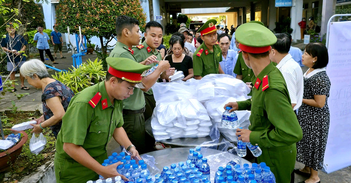 Tuổi trẻ Công an An Giang tặng 600 suất ăn miễn phí cho bệnh nhân nghèo