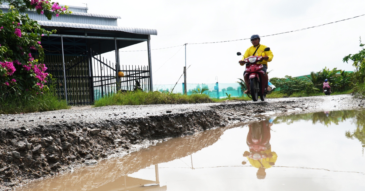 Cà Mau: Đường 'độc đạo nát như bét', cán bộ xã đi làm phải mang theo đồ thay