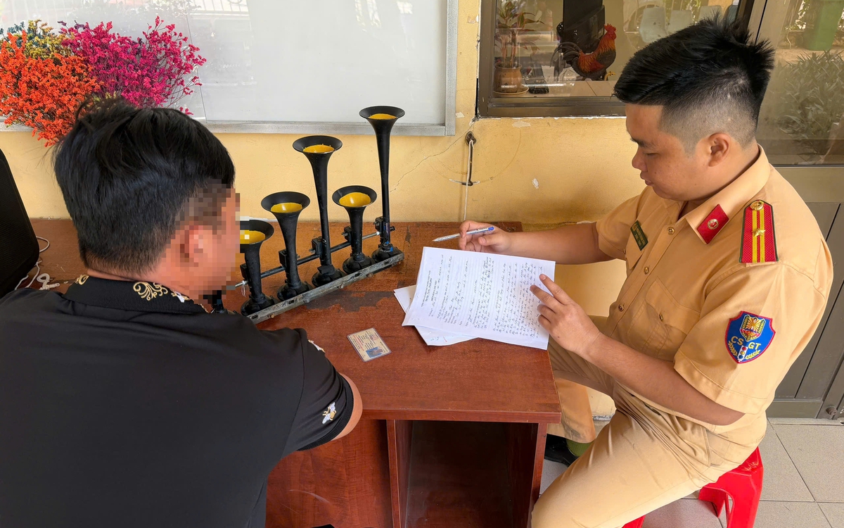 Tài xế xe tải thích chơi nổi trên TikTok với dàn còi hơi inh tai, vừa mất tiền phạt vừa mất còi