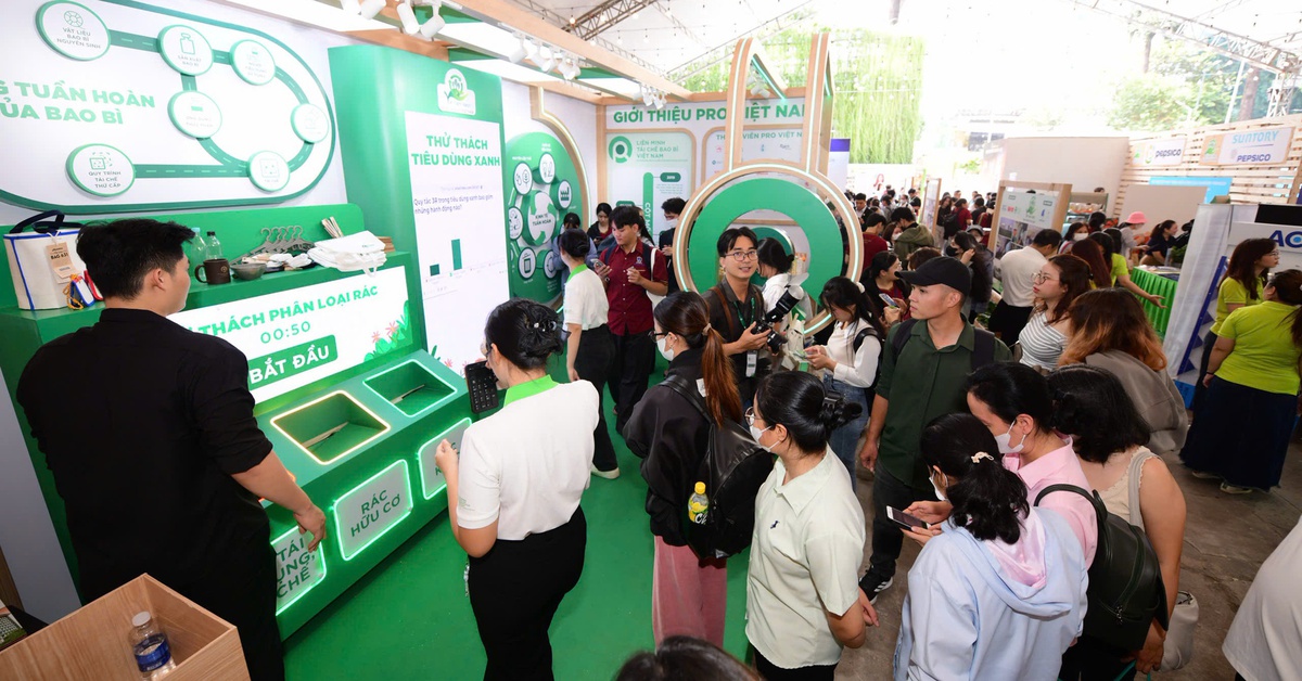 Xếp hàng thử thách phân loại rác, làm trắc nghiệm xanh