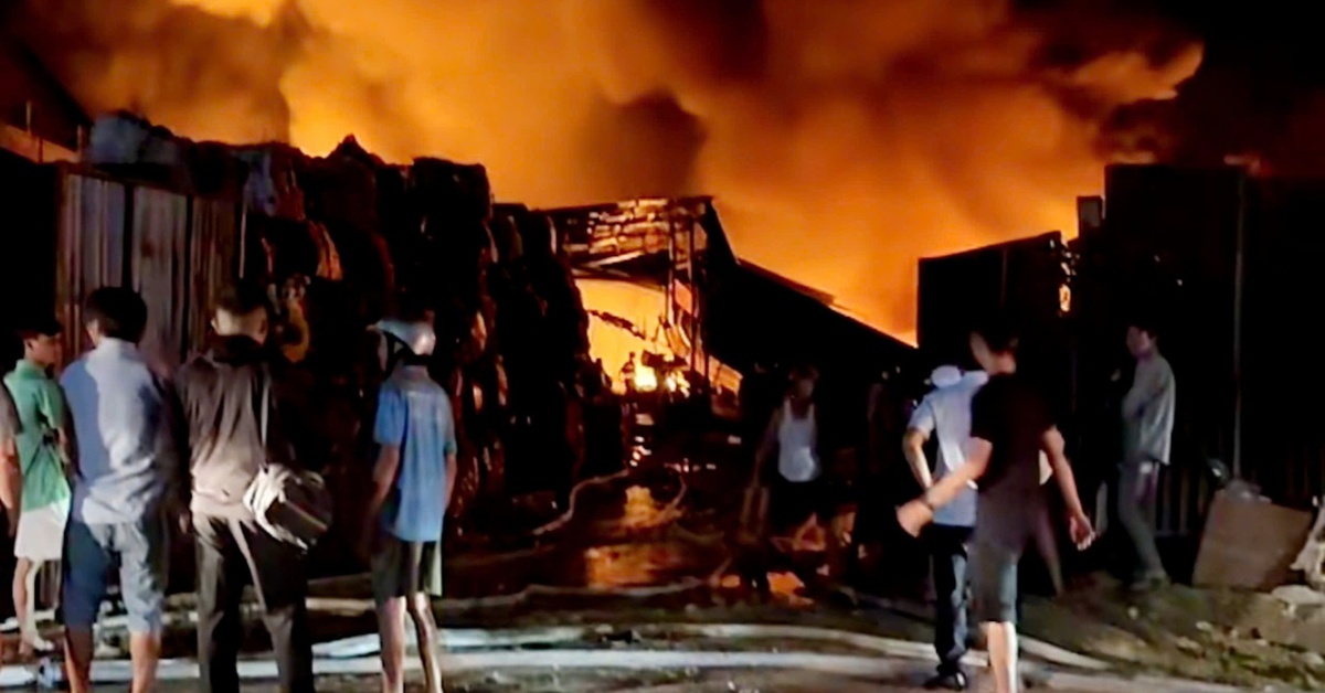 Một bãi tập kết đồ nhựa ở Hòn Đất cháy lớn trong đêm