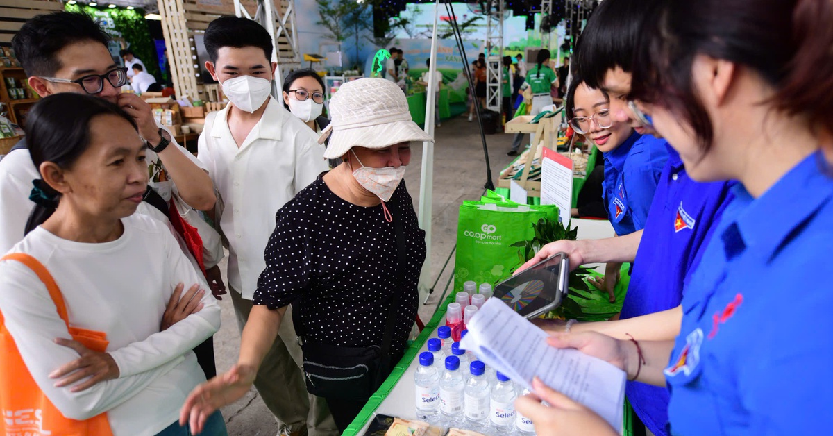 Khách xếp hàng chờ nhận quà tại 'gian hàng xanh' của Saigon Co.op