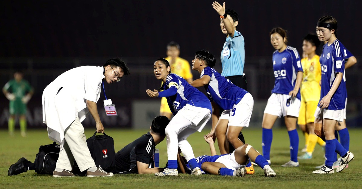 Nữ cầu thủ Singapore đổ gục, phải cấp cứu ngay trên sân Thống Nhất