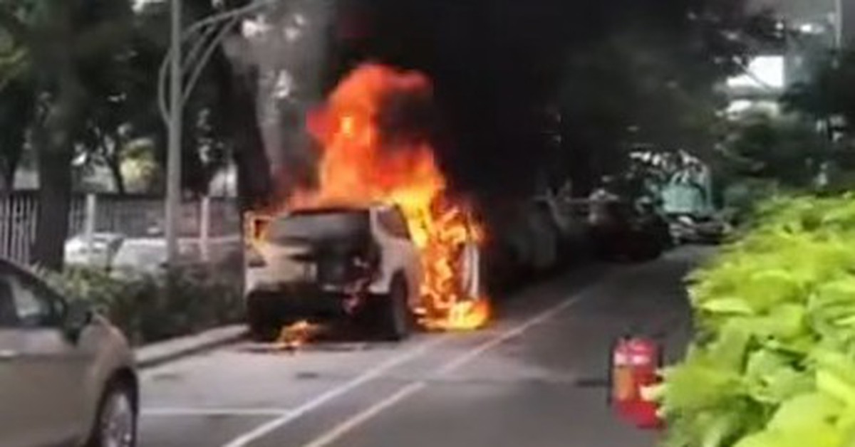 Ô tô bốc cháy ngùn ngụt trong khuôn viên chung cư ở Thảo Điền