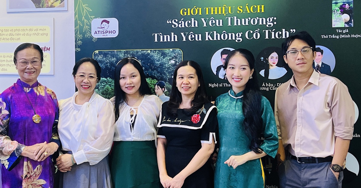 Tác giả sách 'Tình yêu không cổ tích' gây quỹ hơn 60 triệu đồng tặng đồng bào vùng bão lũ