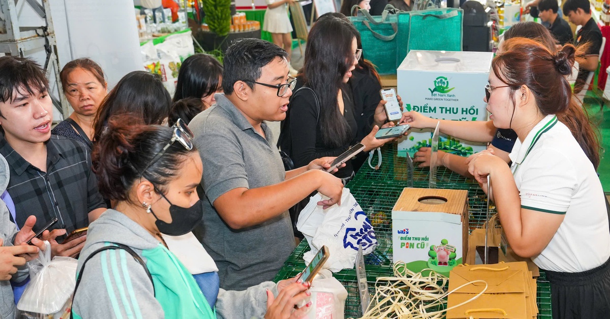 Hàng chục ngàn lượt khách ‘phủ xanh’ ngày hội Việt Nam Xanh
