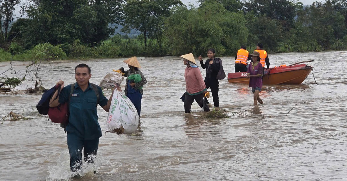 Bộ đội giải cứu 10 người dân đi làm rẫy bị lũ cô lập