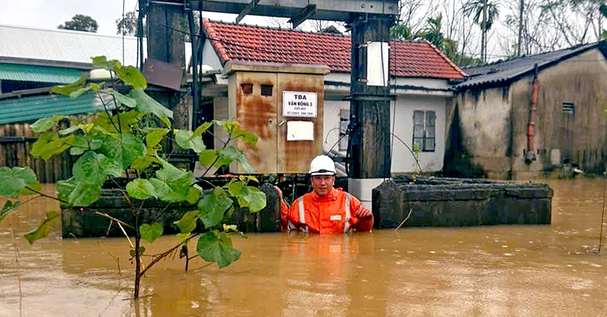 Ngành điện buộc phải cắt điện 31.000 khách hàng để ứng phó đợt ngập lụt mới ở miền Trung