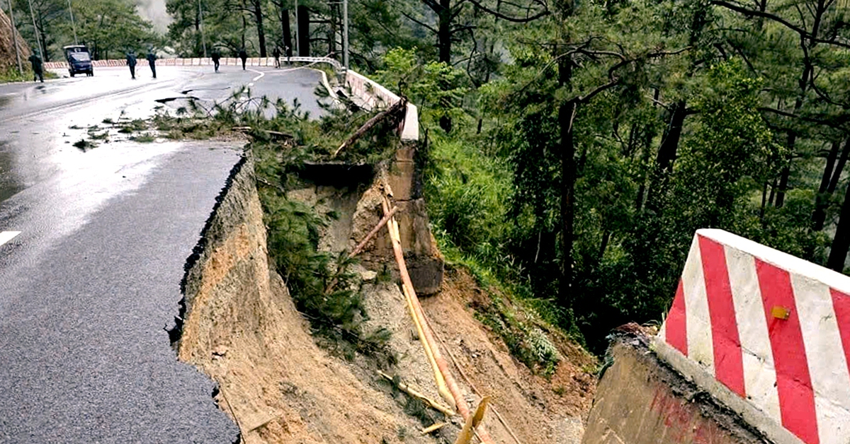 Đoạn đèo Prenn Đà Lạt bị 'trôi' nửa mặt đường, nguy cơ tiếp tục sạt lở