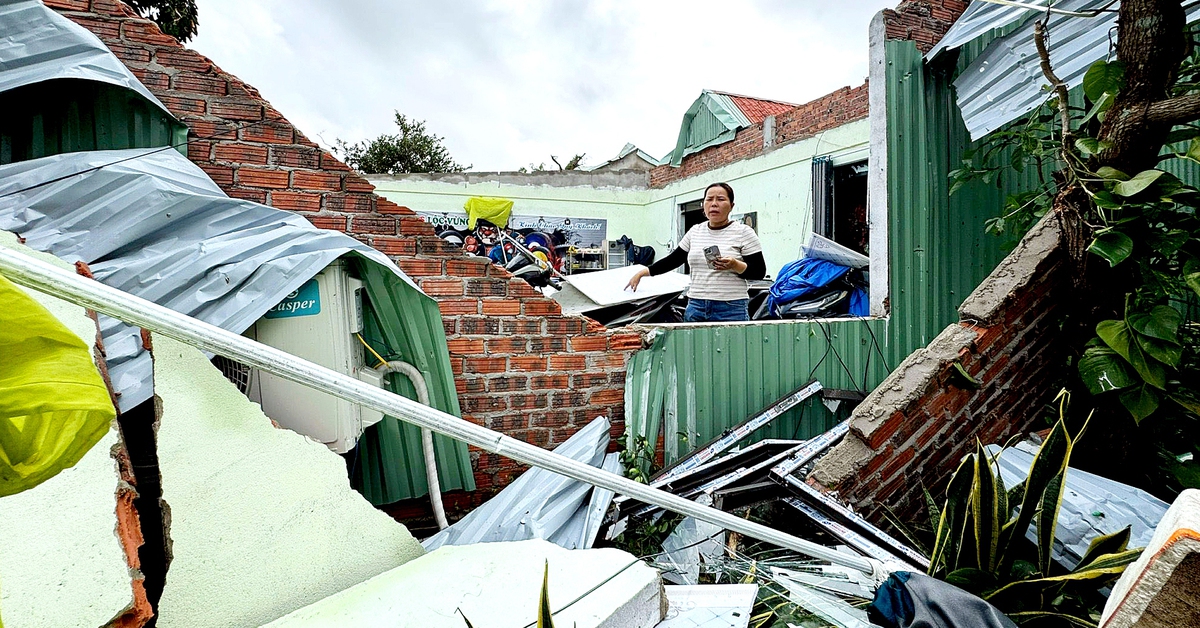 Lốc xoáy vài chục giây ở Đà Nẵng: Mái nhà bay tứ tung, dân chui xuống bàn bi da trốn