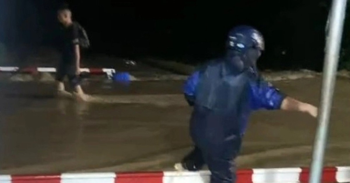 Đường sắt Bắc - Nam qua Khánh Hòa đã thông, cảnh sát giải cứu 3 du khách Nga mắc kẹt giữa vùng lũ