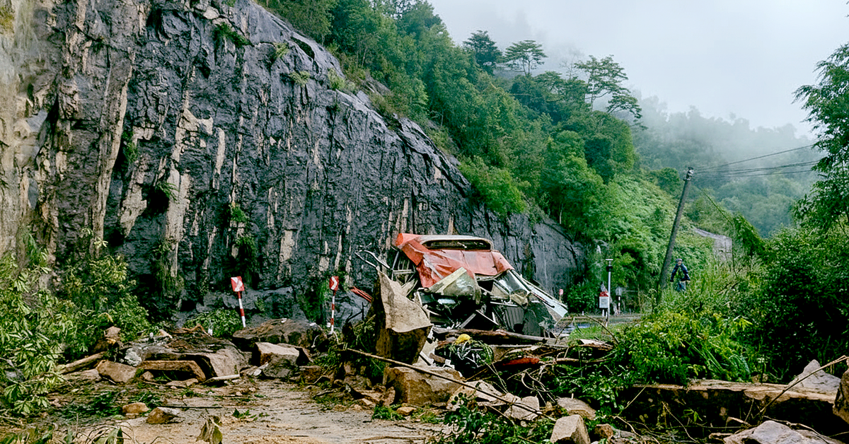 Đất đá đèo Khánh Lê đổ trúng xe khách FUTA, bước đầu ghi nhận 6 người tử vong