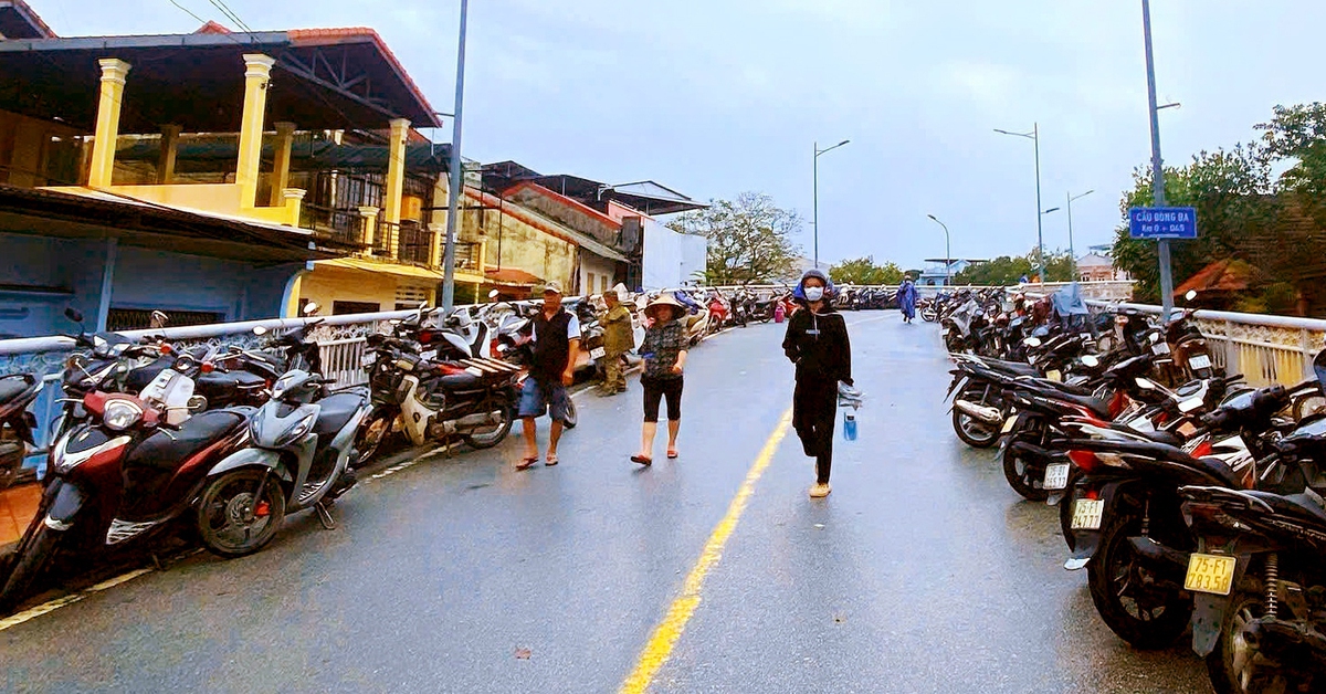 Người dân Huế đưa xe cộ lên cầu tránh lũ, công an khuyến cáo hành vi này nguy hiểm