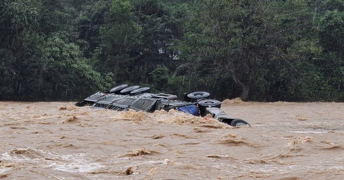 Tài xế xe đầu kéo mở rào chắn, liều mình vượt lũ, cả người lẫn xe bị nước cuốn