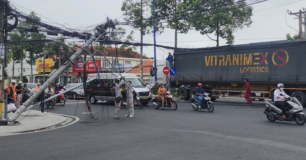 Xe container làm sập hệ thống cáp viễn thông ở Đồng Tháp