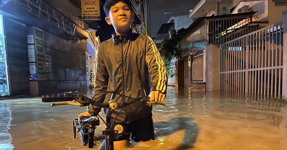 Đồng loạt xả lũ kèm mưa lớn, phía Tây Nha Trang ngập mênh mông, người dân nhắn tin 'nhờ cứu giùm'