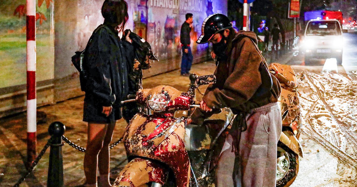 Tài xế nói gì vụ bùn nhão tràn trên phố làm nhiều người té?