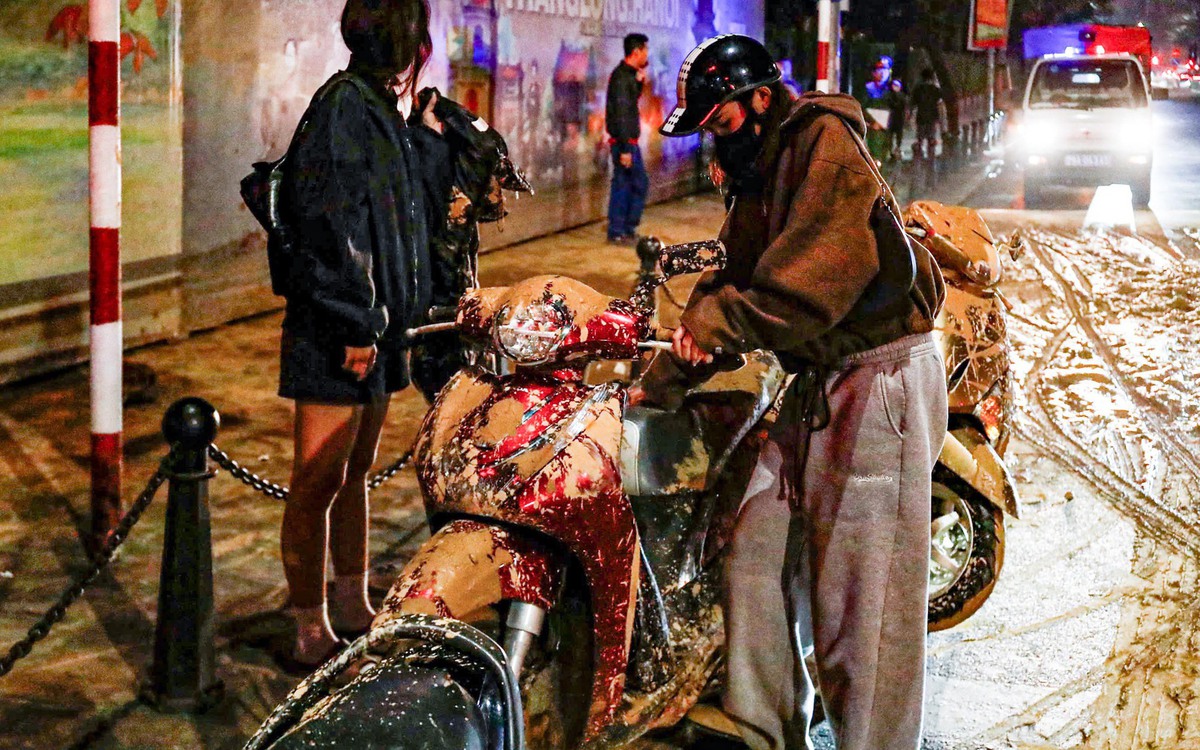 Tài xế nói gì vụ bùn nhão tràn trên phố làm nhiều người té?