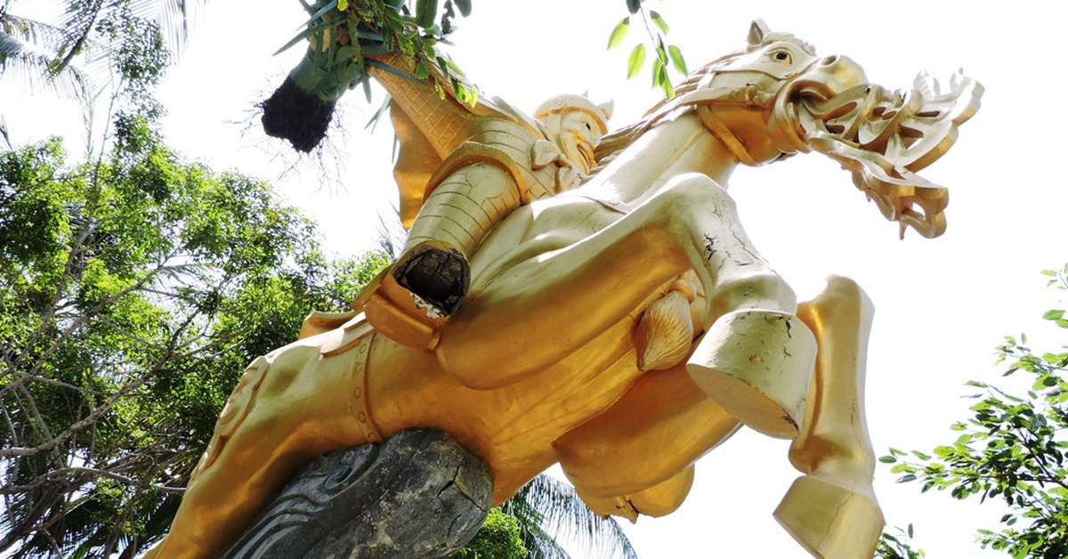 Tượng Thánh Gióng ở công viên biển Nha Trang hư hỏng nặng, nguy cơ nguy hiểm