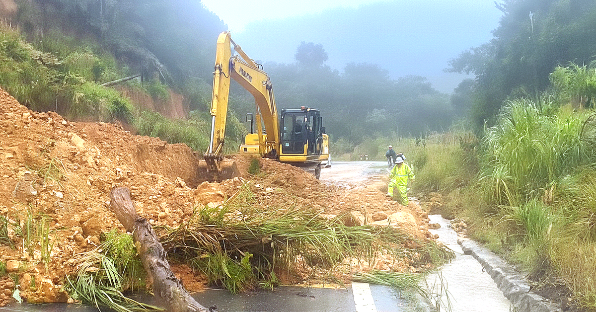Giải cứu 2 tài xế xe tải chở hoa mắc kẹt trên đèo Khánh Lê