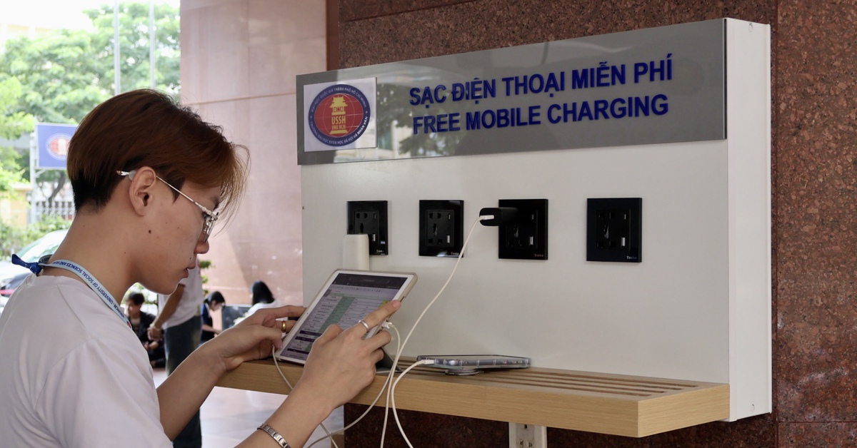 Sinh viên Trường đại học Khoa học xã hội và Nhân văn TP.HCM thích thú với trạm sạc pin miễn phí
